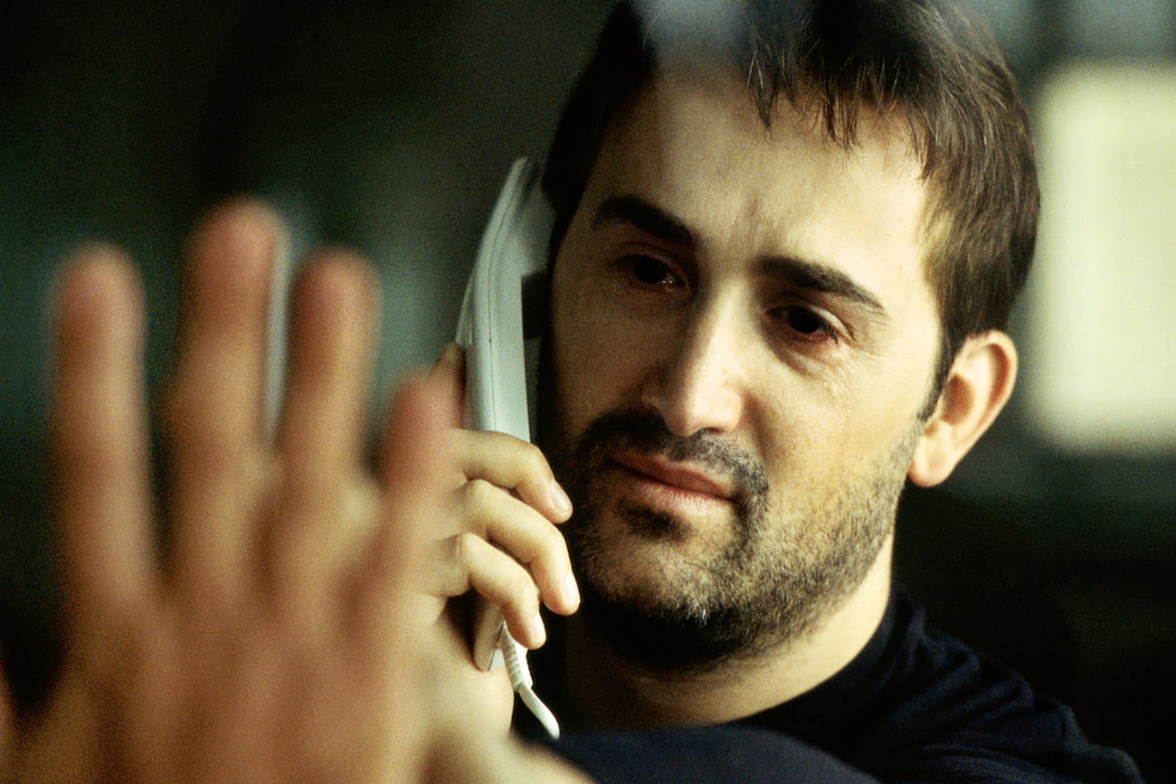 A imagem mostra Benigno falando ao telefone.