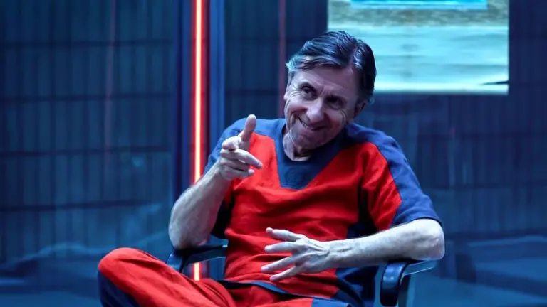 A imagem mostra Emil Blonsky sorrindo em uma prisão