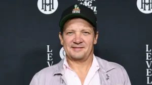 Jeremy Renner revela se retornaria ao MCU após a recuperação do acidente com limpa-neve