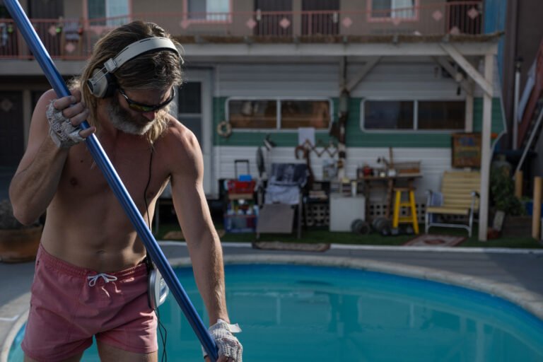 DIRIGIDO E PROTAGONIZADO PELO ASTRO CHRIS PINE, O CARA DA PISCINA CHEGA AOS CINEMAS BRASILEIROS NESTA QUINTA-FEIRA