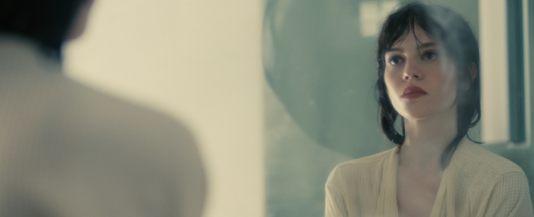 Sophie Thatcher traz naturalidade impressionante para sua personagem em ‘Acompanhante Perfeita’, diz diretor